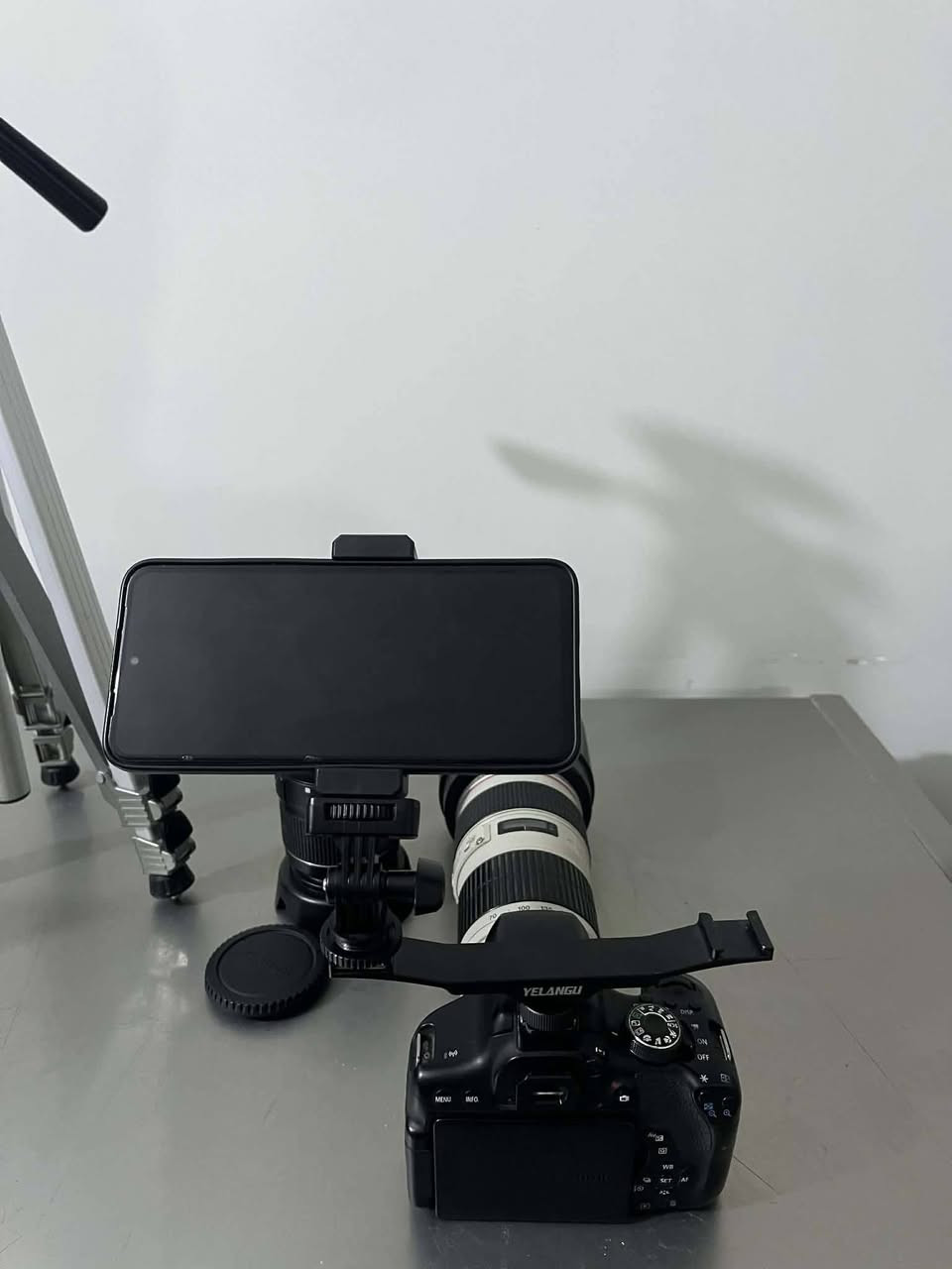 كانون دي 700 مع عدة تصوير
كاميرا كانون دي750 نظام وايفاي شاشة قلابة لمس  تحتوي على
.عدسة 18.55 مع الهود 
. عدسة 70.200f1.4 مع الهود
.حامل على الكاميرا يحمل شاشة واضاءة 
. حامل للهاتف ايضا يضع فوق الكاميرا 
..ستاند اصلي المنيوم  هايدروليكي
. رام اصلي    

السعر 850 بيهه مجال بسيط  وتجي كاميرا سوني صغيرة وياهه هدية تحتاج بطارية   مكاني بغداد الكرخ . 
.


**إذا كنت صاحب هذا الإعلان وتريد حذفه لأي سبب، رجاءا أرسل رسالة إلى الدعم الفني**