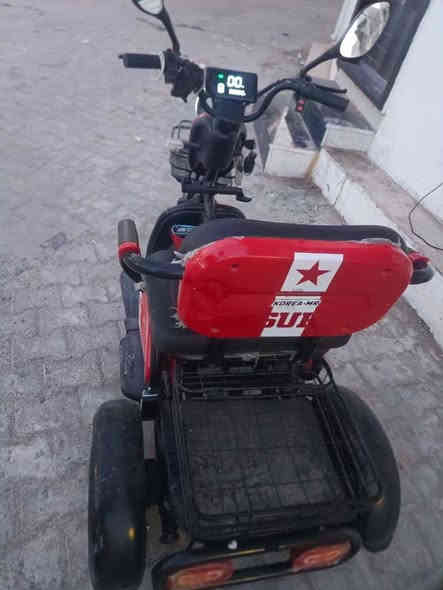 من رخصة الادمن دراجة عائلية اخو الجديد ثلاث  مقاعد مقعد كبير متحرك ومقععدين صغار وسلة امامي وسلة خلفي  3 تايرات 4 بطاريات  مستخدمة مرتين فقط ضوء كشاف كبير اشارات يمنه ويسرة وهورن مع شاشة كبيرة مع gps للموقع مع منفذ يو اس بي مع شاحن كهربائي  شحن ساعتين تستمر لمدة 3 ايام الشحن
سرعة 60 كيلو متر اوتوماتيك مع الرجوع البك والحساسات كاملة 
 السعر/ 700 وبيها مجال الله شاهد اني ماخذها 1525الف والوصل موجودد
مكاني/ بغداد الاعظميه 
*********** واتساب موجود بغداد
