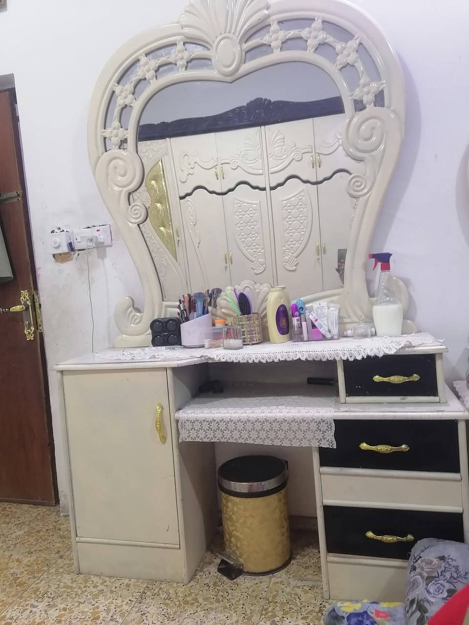 غرفة نوم ٣ قطع عراقية مو تركية نظافة ٩٥٪ لسعر ٧٠٠ الف وبيه مجال التواصل على الرقم الموجود بالمنشور ***********

