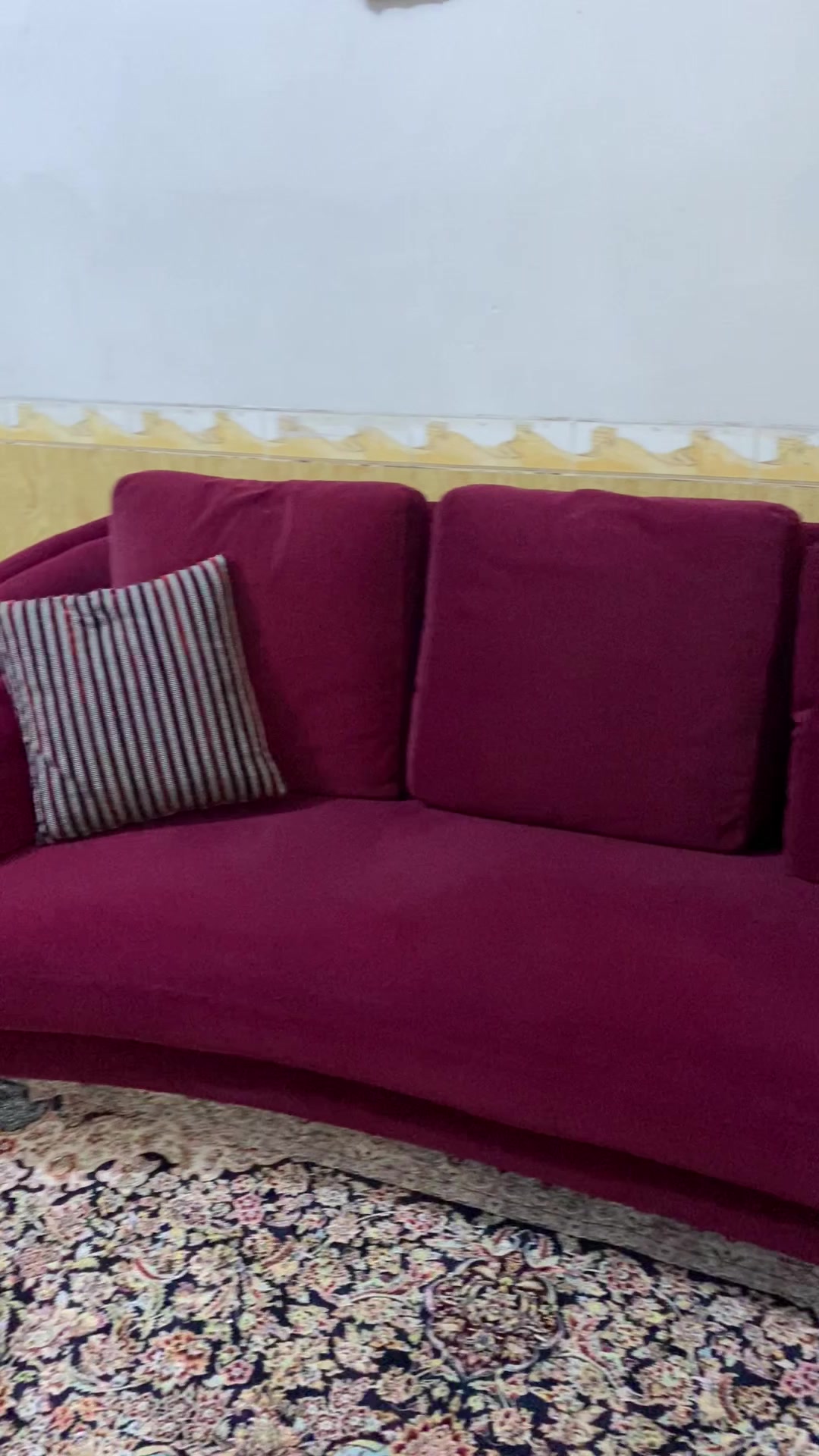 ‎تخم استقبال تركي قماشه مخمل لونه (قنفة بيجي وقنفة وكرسيين صغار لونهم ماروني )  استخدام قليل ماخذته     ب٣مليون ونص اريده بمليون وربع وبي مجال بسيط 
‎نظيف جدا ماعدا كرسي واحد جانبي بي ضرر بسيط بس من فوك بسبب مبيد حشرات صار عليه 
‎خامته كلش حلوة والارجل مالته خشب يعني كلش متين 
 ‎الكوشات الكبار مالته متحركة مكاني بابل
شنو عدد القطع بالضبط؟ وهل هاي قنفه مفردة لو ضمن طقم كامل؟: 
طقم كامل ٨ مقاعد 
الحالة شنو بالضبط: جديدة لو مستعملة؟ وإذا مستعملة شكد مدة الاستخدام؟: 
مستخدمة قليل جدا وخشب زان متين 
هل بيها أي عيوب أو خدوش أو تهريب/تمزق بالقماش أو بالإطار؟: 
بيها عيب بسيط جدا اثر مادة مبيد حشرات ع الكرسي المفرد 
وين موقعك بالضبط، وهل التوصيل متوفر لو الاستلام من المكان؟: 
بابل /قضاء القاسم /ممكن نرتب وية شركة توصيل 