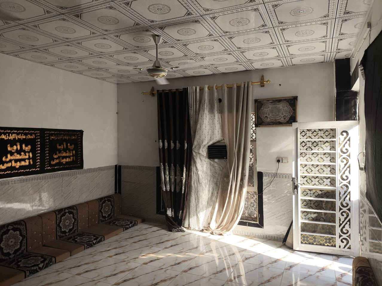 بيت بلديه للبيع مساحه ٢٠٠م بناء كامل بلوك السكف عكاده. البيت يحتوي ع طاررمه واستقبال ومطبخ وصاله وغرف  ثنين  وحمام داخلي وخارجي  مكشوفات ثنين  البيت كامل مال سكن معاملته كامله واصله للتقدير وبسمي المكان النجف الأشرف حولي شارع30سعر50 الهاتف***********
