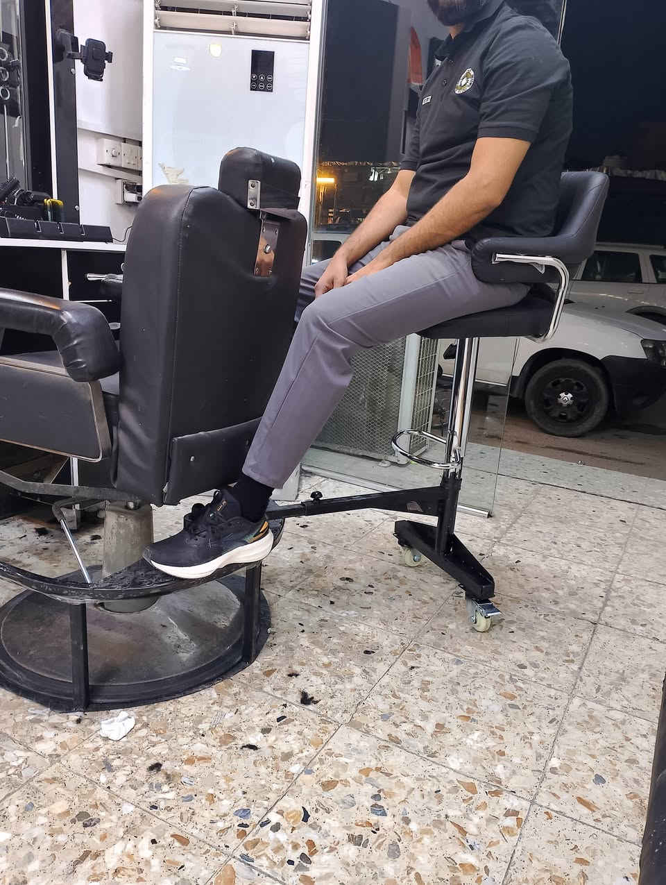 سلام عليكم كرسي مساعد حلاق نضيف جدا استعمال قليل السعر 300
***********
