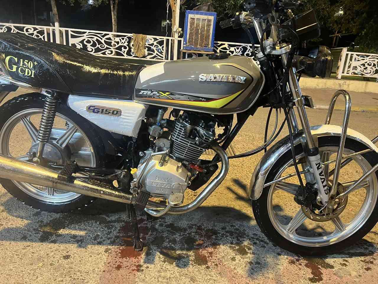 للبيع ٦٠٠ وبيها مجال دراجه إيراني نضيفه شلعه فول محرك اخرس كهربائيات دبل اشره نكرة صلف لا تنقيص لا تبخير دراجه حيل حلوة مابيهه اوراق مكفوله من السرقه المكان رمادي شارع ٢٠ 
***********
