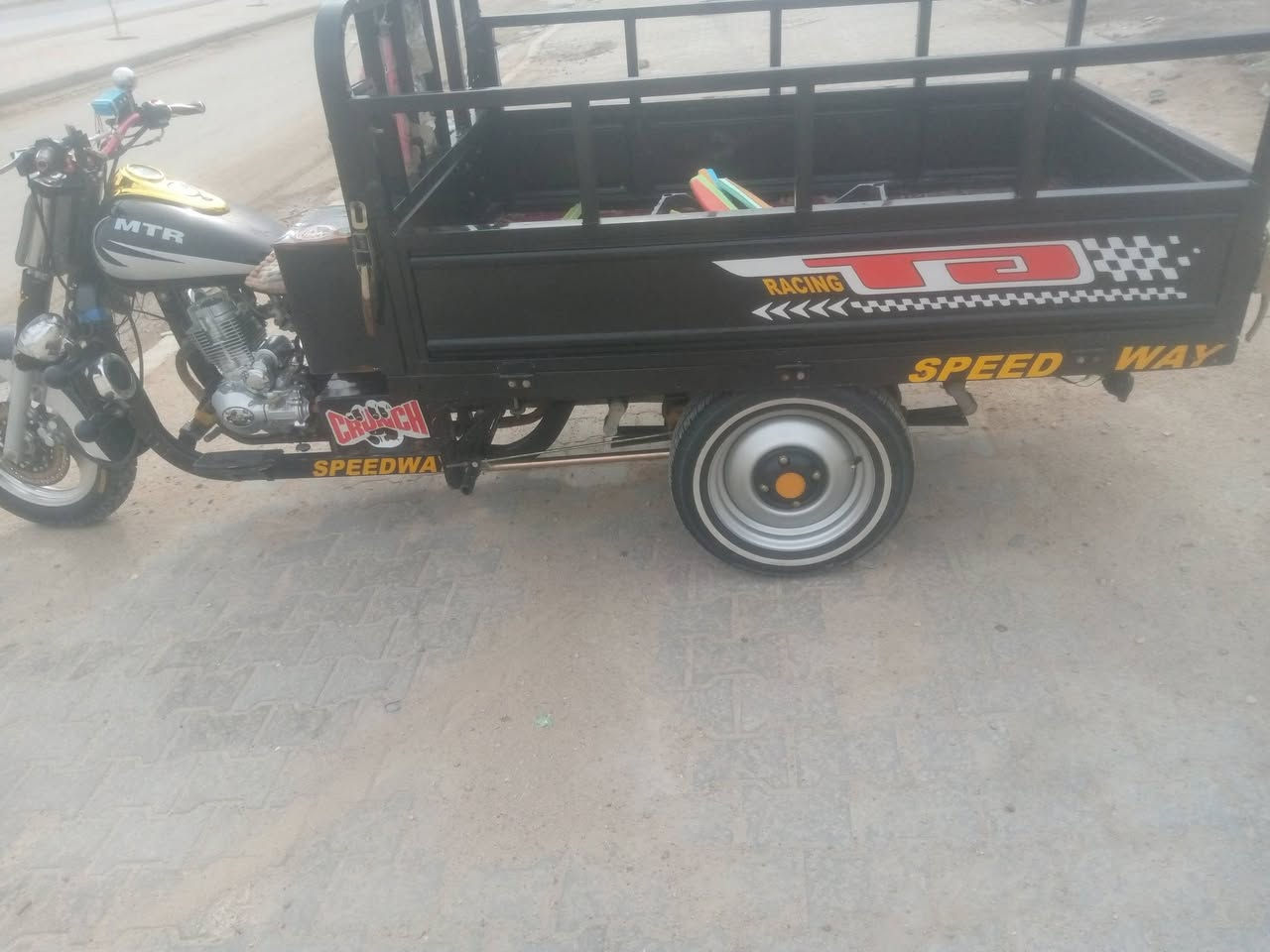 السلام عليكم شباب هاي الستوته للبيع موديل 20 مقفوله كفاله عامه مقفوله من التاير للتاير مكان البصره قضاء المدينه يريد يخابرني على الواتساب ***********
