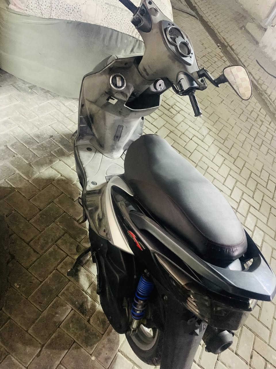 سكنس ياباني  قباق نفخ استان كهرباي 
الدراجه كلشي بيها بلادي واي شي مبدل مبدل اصلي 
كفرات كلها اصليه ام الشرايط 
زنون عالي انذار ويه الدراجه 
ماشيه 48 الف
تايرات جديده مبدله 
دهن امزويل وبانزين كله محسن 
تريد تفحص الدراجه جيب وياك ابو دراجات يفحص قبل متقيم الدراجه
رايدها ب مليون و50 وبيهه مجال. مكاني بغداد مدينه الصدر الرقم ***********
