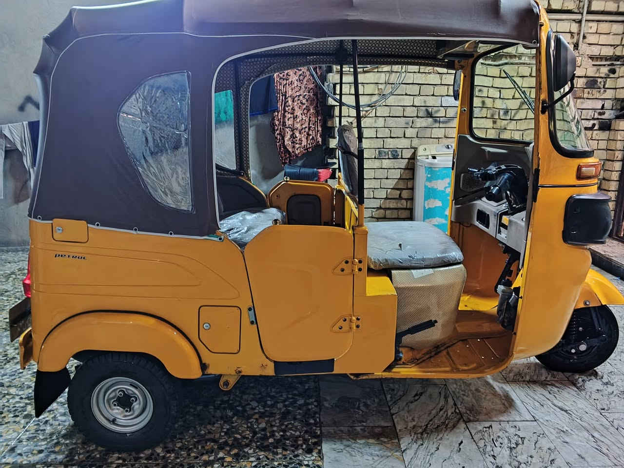 اسلام عليكم للبيع تكتك موديل 22
كفاله عامه كشر ومكينه 
مكان بغداد فلكت حي النصر 
سعر 8400 
رقم ***********
