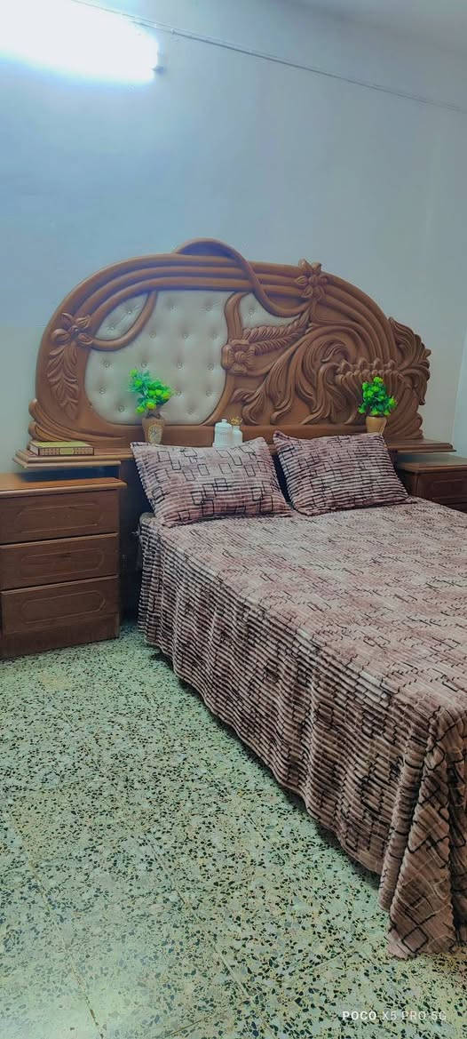 غرفه خشب ميه على ميه ثقيل ورقم واحد الغرفه مع كامل ملحقاتها للبيع خشب جدا جدا ممتاز ثقيل تحتاج ترتيب شي قليل يدات قفل قفلين مع صبغ تطلع شي توب 
ملاحظه السعر ٨٠٠ الف وبيها مجال شي قليل 
للتواصل ***********
