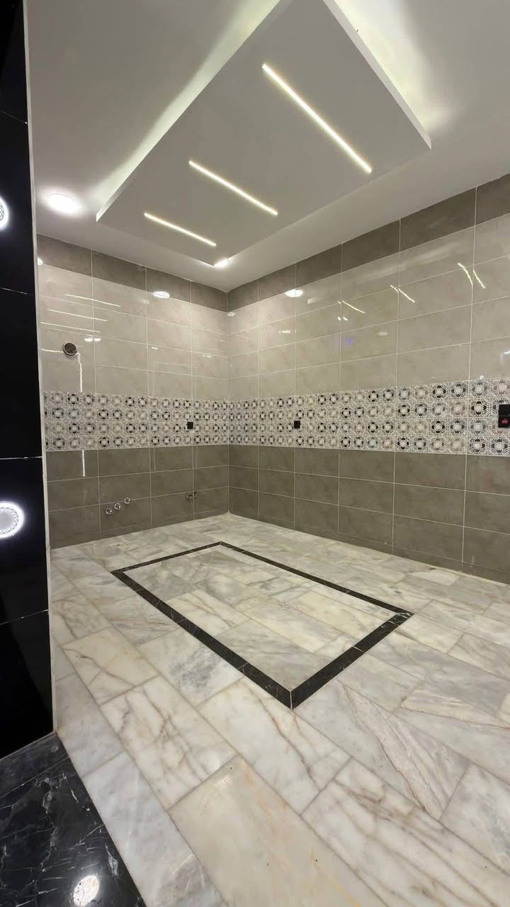 خلف الحديقه النموذجيه

دار للبيع مساحه 100 متر 

حي الجهاد الامانه خلف شارع العام مباشر 

بناء حديث غير مسكون 

مدخلين صاله مطبخ منور حمام 🛁 

وغرفه نوم جوه 

الطابق الثاني 

غرفتين نوم 🛌 مع حمام للاستفسار 

***********
