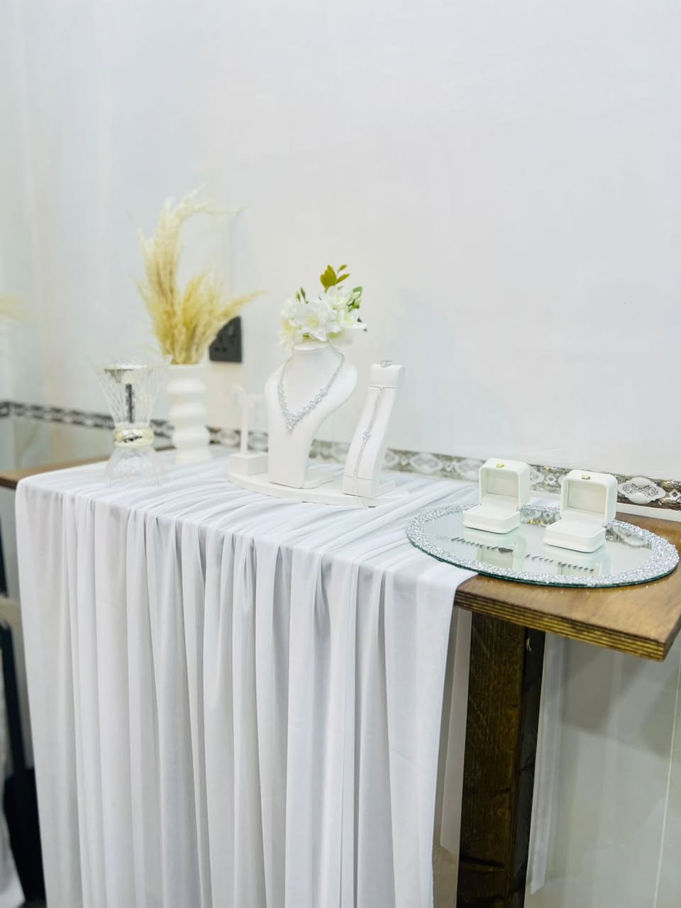 السلام عليكم كوشه بوهيمي كاملة للبيع
الشراي صدك يراسلني خاص
ستاند خشب 
طبله وسطية
 ٢ طبلات جانبية 
طبله ذهب جانبية
قماش 
٣ كلوبات بوهيمي 
ورد 
شازلون
———-
كلاصات عصير عدد٢
مرايا
صينيه بياضات 
صينيه حلقات 
شمعدان عدد ٣ 
منيكان ذهب 
ماعون كيك و شوكات 
قران
مبخرة


**إذا كنت صاحب هذا الإعلان وتريد حذفه لأي سبب، رجاءا أرسل رسالة إلى الدعم الفني**