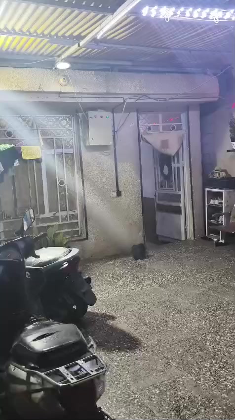 سلام عليكم بيت للبيع حي النصر شارع الجامع تاسع فرع بضهر الجامع  البيت بل فرع مال ركن  مطعم  هادي  ثامن بيت على ايدك اليسرى البيت واقع حال 5×20 السعر 45وبي مجال بسيط رقم *********** واقع حال
