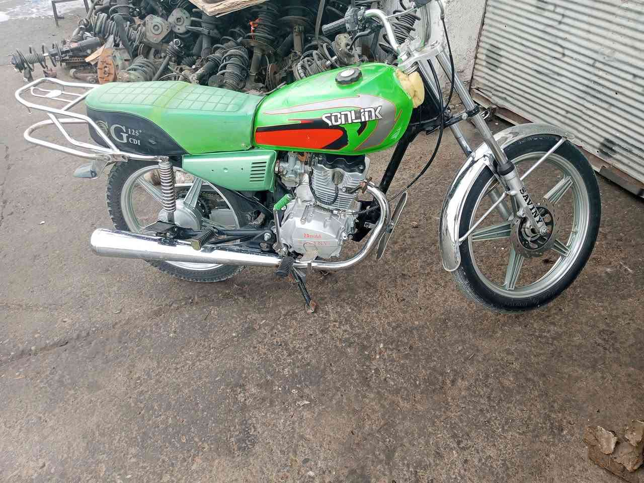 سلام عليكم اخوان عندي هاي الدراجه سافين موديل 2019 مكينه 2019 مكينه محسن خمسه كير دراجة مال جناي والله العظيم خير من الله خاص مفتوح هاذا رقمي *********** الصور كدامك اذا مراوس هم يرهم مكينه ما مفتوحه ع الشركه السعر 450
