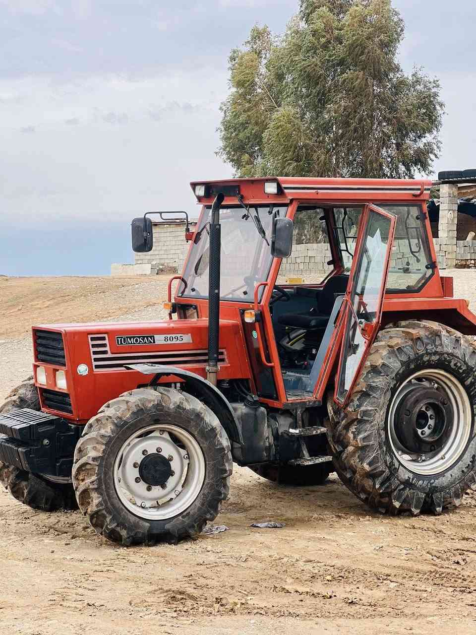 بوفروشتن توموسان 8095 هەموگیانی بەشەرت تازە مەکینەی کراوەتەوە تایەی لوکە   3200سەعات عیشی کردە هەتابلی خاوینە هەموگیانی بە شەرت   ن م ***********.  ***********
