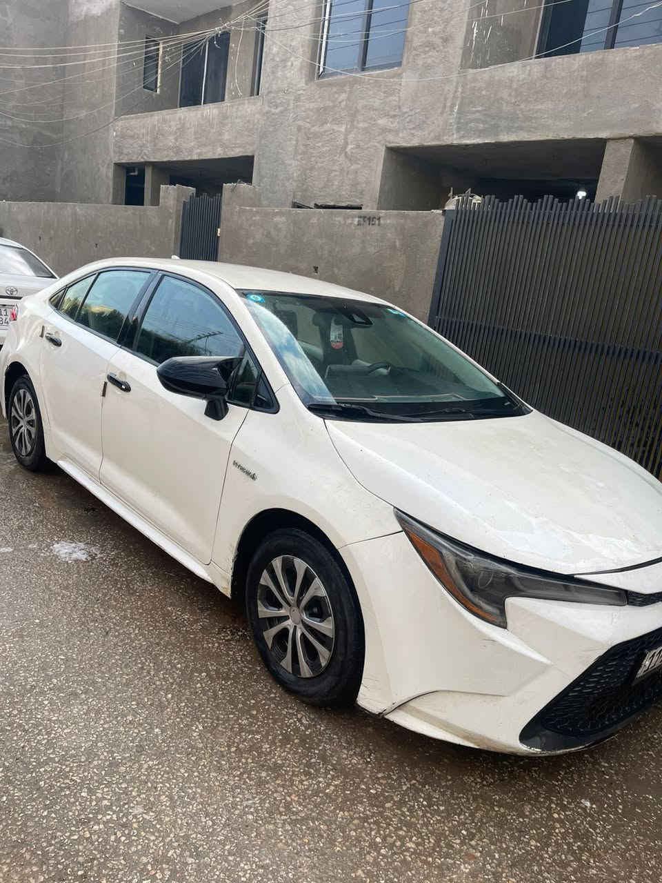 السلام عليكم للبيع كورلا 2020 حادثه موجود بلصور 122لون ابيض ***********
