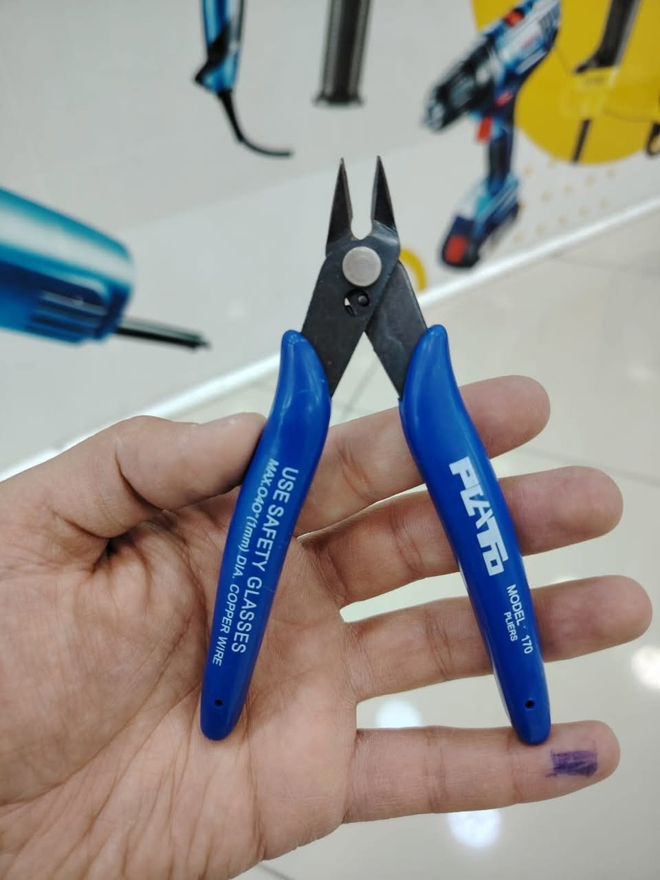 باركود: 10397
جنطة ادوات الكترونيات ماركة ANENG الحقيبة تحتوي على 22 قطعة من اداوت صيانة الكترونيات كاوية صولدر شاشة الكترونية تحكم مولتيميتر فولتيميتر متعددة استعمال شافطة صولدر فرش تنظيف كتر درنفيس فحص الى اخرها 
سعر: 28 الف

يوجد لدينا خدمة توصيل لكل محافظات العراق 5 الاف 
الطلب عن طريق الرابط:
https://bazartools2025.vatrin.app

او أرسال صورة للمنتج على الصفحة او على واتس اب
***********
