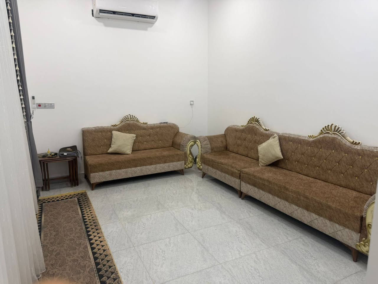 السلام عليكم
بيت للبيع ركن على شارعين  المساحة  100مربع الواجهة ١٠نزال ١٠
يحتوي البيت على طابقين 
الطابق الاول يحتوي على استقبال  كلدور صاله مطبخ حار ومطبخ بارد وغرفه نوم وصحيات 
الطابق الثاني غرفتين نوم صاله وصحيات 
الموقع باب الحارة  الزراعي قرب السده 
***********
