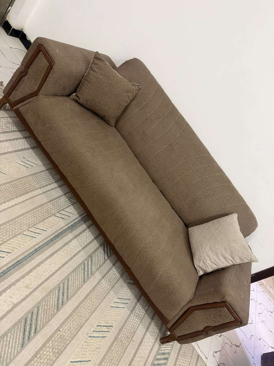 السلام عليكم عندي تخم للبيع 10 مقاعد نظيف كلش أخذته قبل 4 اشهر بي بس قاعده مال رجل الكرسي خشب يرادلها شد مو مكسوره اريده ب650 وبي مجال للشراي والغرفه صارلي شهرين ماخذتها نظيفه مابيها اي ضرر والكنتور بي اضاءه داخليه درسنك روم والجربايه بيها اضاءه اريدها ب700 وهم بيها مجال مكاني بغداد الدورة


**إذا كنت صاحب هذا الإعلان وتريد حذفه لأي سبب، رجاءا أرسل رسالة إلى الدعم الفني**