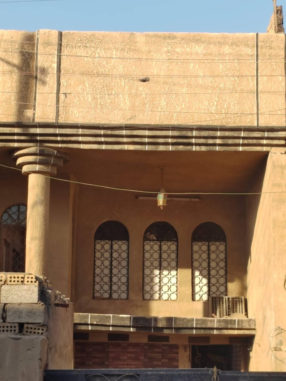 بيت المساحه ١٩٠ متر مربع واجهه ١٠ متر بالفرع المجاور لافران هيثم الركن ع شارع السوق (للبيع)سعرالمتر١١٠٠مليون وميه للاستفسار ع الرقم ***********
