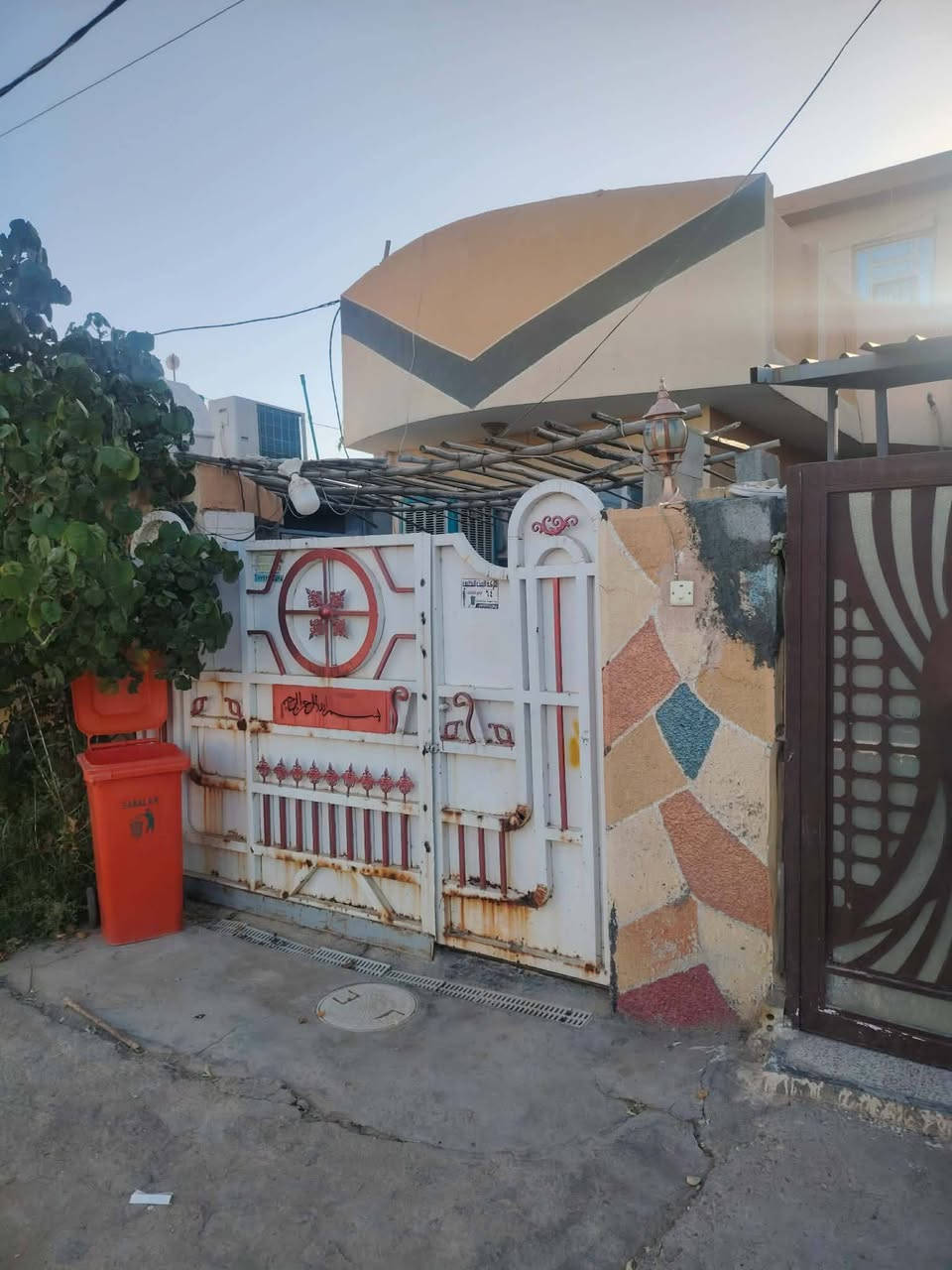 دار للبيع 100 متر 
شارع المطار خلف محلات قاسم گمر السمكري 
غرف نوم عدد 2 
بناء بلوك 
السقف والاساس صب كونكريت 
للإستفسار 
***********_*********** 
#قمة_الأرض_للعقار_والمقاولات_المحدودة
