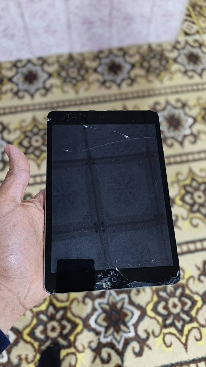 السلام عليكم ورحمة الله وبركاته 
ايفون رصاصي مسكور بس الشاشه متشتغل 
قييم واخذ بس لا تكسر بي  
عنوان الحبانيه الخالديه 
اتصال ع رقم 
***********
