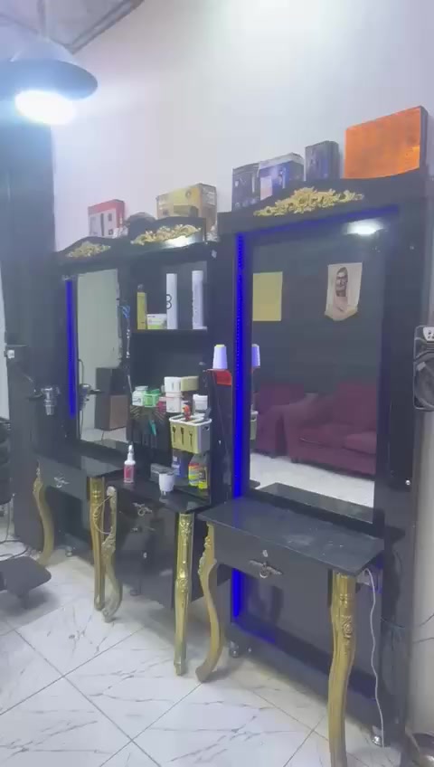 السلام عليكم ميز مرايه 3 
كرسي واحد +وقنفات ثنين كبااروحده  زغيره 
للبيع………….. ###
*********** اتصل واتساب وخط موجود
