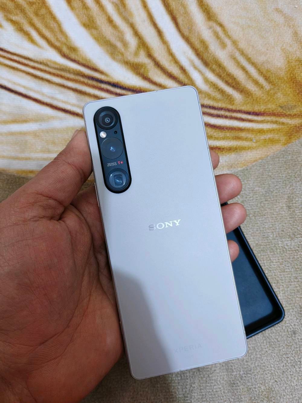 سوني 1 مارك 5 ذاكرة 256 رام 12 نظافة 100% وياه كفر ولاصق شاشة فقط بي طبع خفيف للبيع السعر 290 الف وبي مجال بسيط عنواني بغداد ماعندي توصيل اي استفسار عالرقم ***********