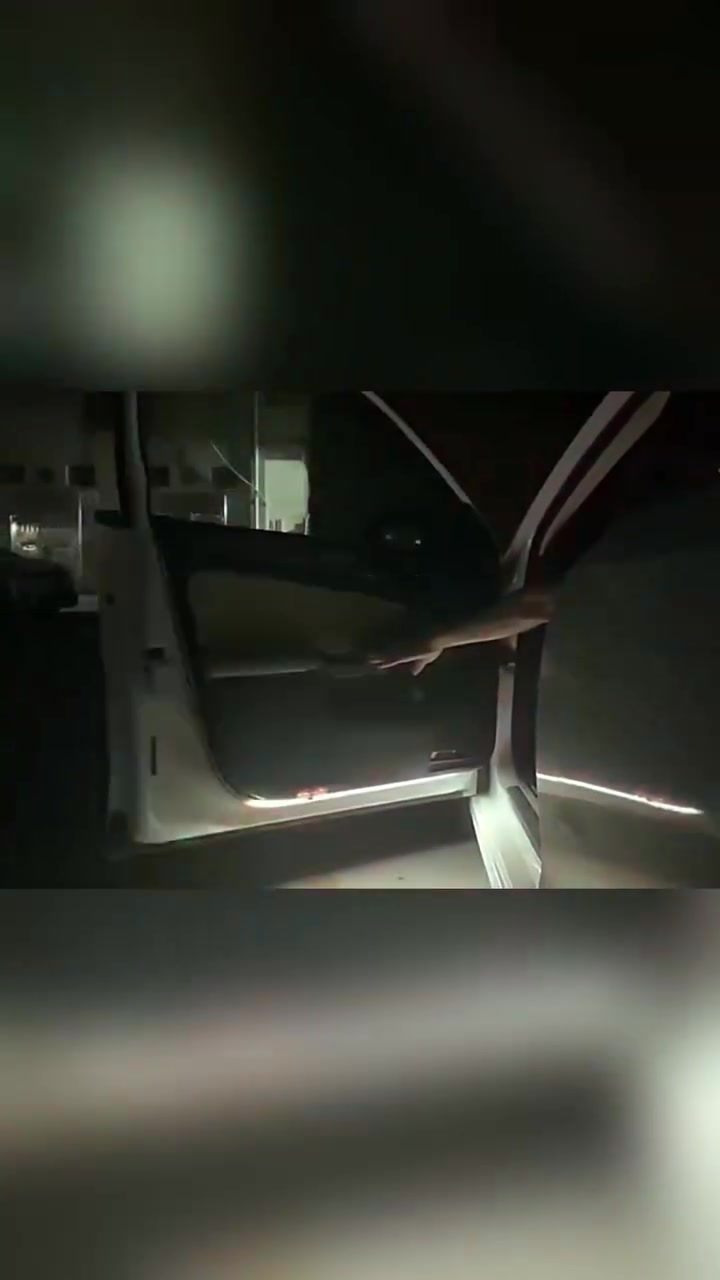 🚗 💡 لدّ ترحيب وتحذير لباب السيارة – حماية وأناقة بلمسة وحدة!
تريد سيارتك تبين مرتبة وأنيقة، وتزيد من أمانك خصوصًا بالليل؟
السعر 10 والتوصيل 5
هاي الإضاءة الـLED هي الحل العملي والستايل بنفس الوقت 👌

🔸 شنو تستفاد منها؟

▪️ تشتغل تلقائي من تفتح الباب – ضوء ترحيب يفتح النفس

▪️ تنبه السيارات المارة حتى ما يصير احتكاك أو حادث

▪️ تضيف لمسة فخمة وتبين سيارتك غير ✨

🔧 المميزات:

✔️ نمط فلاش مميز يخلي السيارة ملفتة

✔️ مقاومة للمطر والغبار بمعيار IP68

✔️ تركيب سهل – لا تحتاج تروح لكهربائي

✔️ تناسب أغلب أنواع السيارات

✔️ إنارة قوية وواضحة حتى بالمواقف المظلمة

📦 العلبة تحتوي:

• شريطين LED (120 سم لكل واحد)

• أسلاك توصيل

• تعليمات تركيب مفصّلة

📌 نصيحة:

نظّف المكان زين قبل التركيب – وثبّت الشريط عدل حتى يلتصق مضبوط

وشغّله حسب التعليمات: الأحمر للموجب، الأسود للسالب ⚡

🧰 المقاس: 18 × 18 × 3 سم – ما ياخذ مكان، وسهل التخزين


**إذا كنت صاحب هذا الإعلان وتريد حذفه لأي سبب، رجاءا أرسل رسالة إلى الدعم الفني**