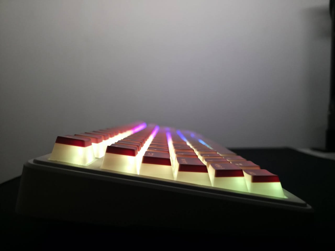 بۆ فرۆشتن / للبيع 
كيبۆردی Aula F99
  
[کوردی/عربي]⚠️

🔴كوردى
نوێ بەکارنەهاتوو تەنها تێست کراوە هەموو شتێکی ماوە (بە شەرت)
سویچ:  ڕەنگ خۆلەمێشی (Greywood)
کەستم کراوە کیکاپی MageGee جۆری پودینگی لەسەرە کە رووناکی لیدەکان بە ناوی تێدەپەڕن و زۆر ڕاقی دەکا
کیکاپە بیلادیەکەشی ماوە هەر کەسێ حەزی کرد ئەتوانم ئەوانی بۆ لەجیات دانێم
بۆ کار و ئۆفیس دەرەجە یەکە 
نرخ: 65 هەزارە💲
شوێن: هەولێر (گەیاندن هەیە)📍🚚

🔴عربي
جديد غير مستخدم فقط تم فحصه، مع كامل ملحقاته (بشرط الفحص)
السويتش: اللون الرمادي (Greywood)
تم تعديله (Custom) بأغطية مفاتيح MageGee نوع بودينج (Pudding) التي تسمح بمرور الإضاءة وتجعله راقياً جداً
أغطية المفاتيح الأصلية (البلادي) موجودة أيضاً، وإذا رغب المشتري يمكنني تركيبها له
للعمل والمكتب يعتبر درجة أولى
السعر: 65 ألف💲
الموقع: أربيل (يوجد توصيل)📍🚚


**إذا كنت صاحب هذا الإعلان وتريد حذفه لأي سبب، رجاءا أرسل رسالة إلى الدعم الفني**