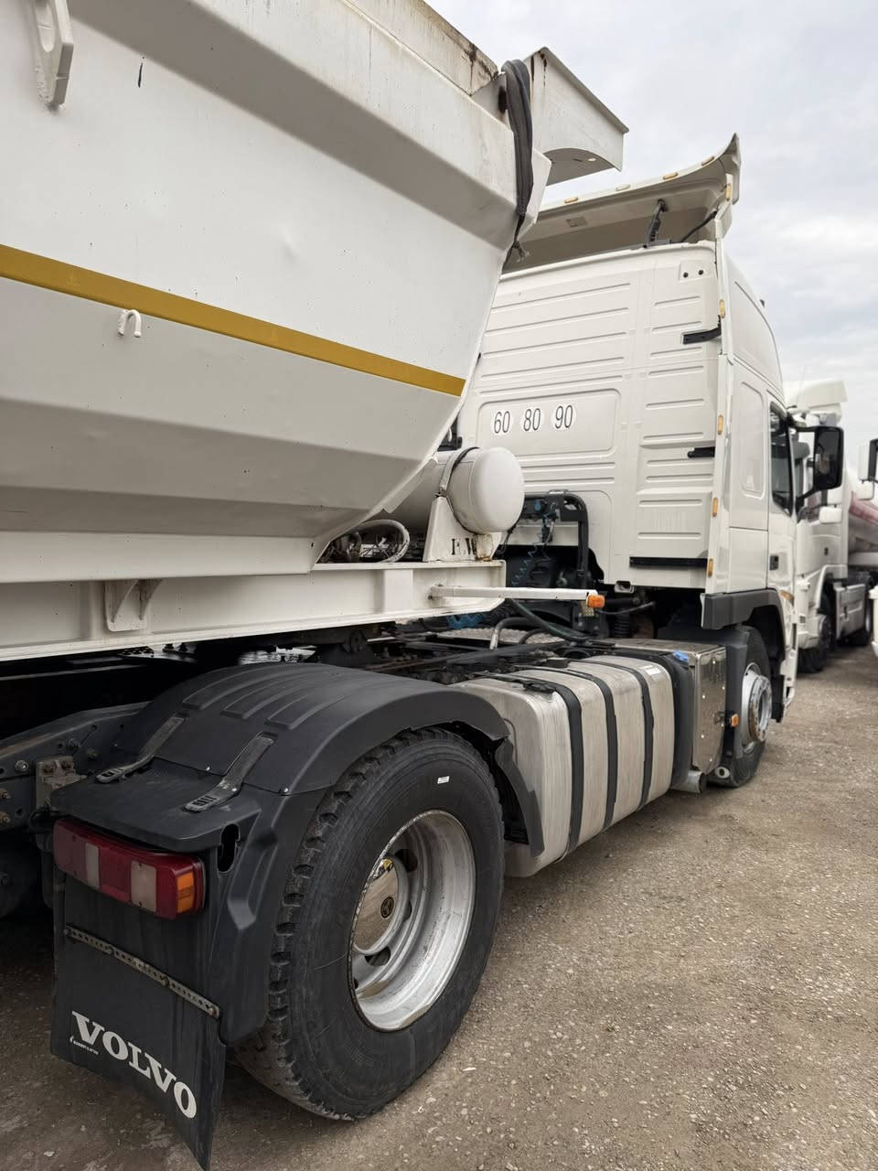 السلام عليكم 

للبيع فالفو FM نساف 

موديل 2012

حجم المحرك:480

نوع القلاب:ابو حيدر حداد اربع 4️⃣
    دناكير دبل تاير 

كير اوتوماتيك 

بودي 22 متر

السياره موجود في معرض عادل 

عنوان كركوك مقابل جسر واحد حزيران 

***********
