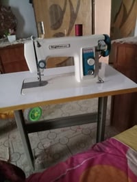 مكينه خياطه لوك النوع.  تيوتا.  خياطه فول مع الميز والجنطه مالتها السع...