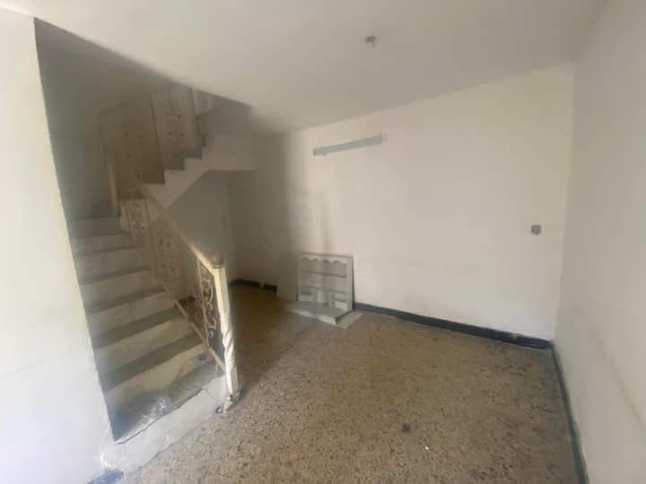 بيت طابو ملك صرف مساحة ٥٠ متر للبيع بسويب قرب الفلكة صالة مطبخ حولي خدمات غرفة وحدة الاستفسار 
اتصال *********** سعرة المشتمل ٦٥ وبي مجال
