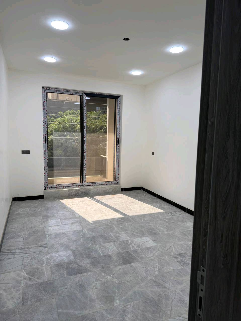 متوفر دارين للايجار في حي الاساتذه
مساحه 80 لكل دار تحتوي على استقبال وحولي وغرفه نوم للطابق الأرضي واثنين غرف نوم بالطابق الثاني وحولي وخدمات للاستفسار الاتصال على الرقم *********** متوفر واتساب 
للاستفسار الاتصال على الرقم *********** واتساب متوفر
*********** 