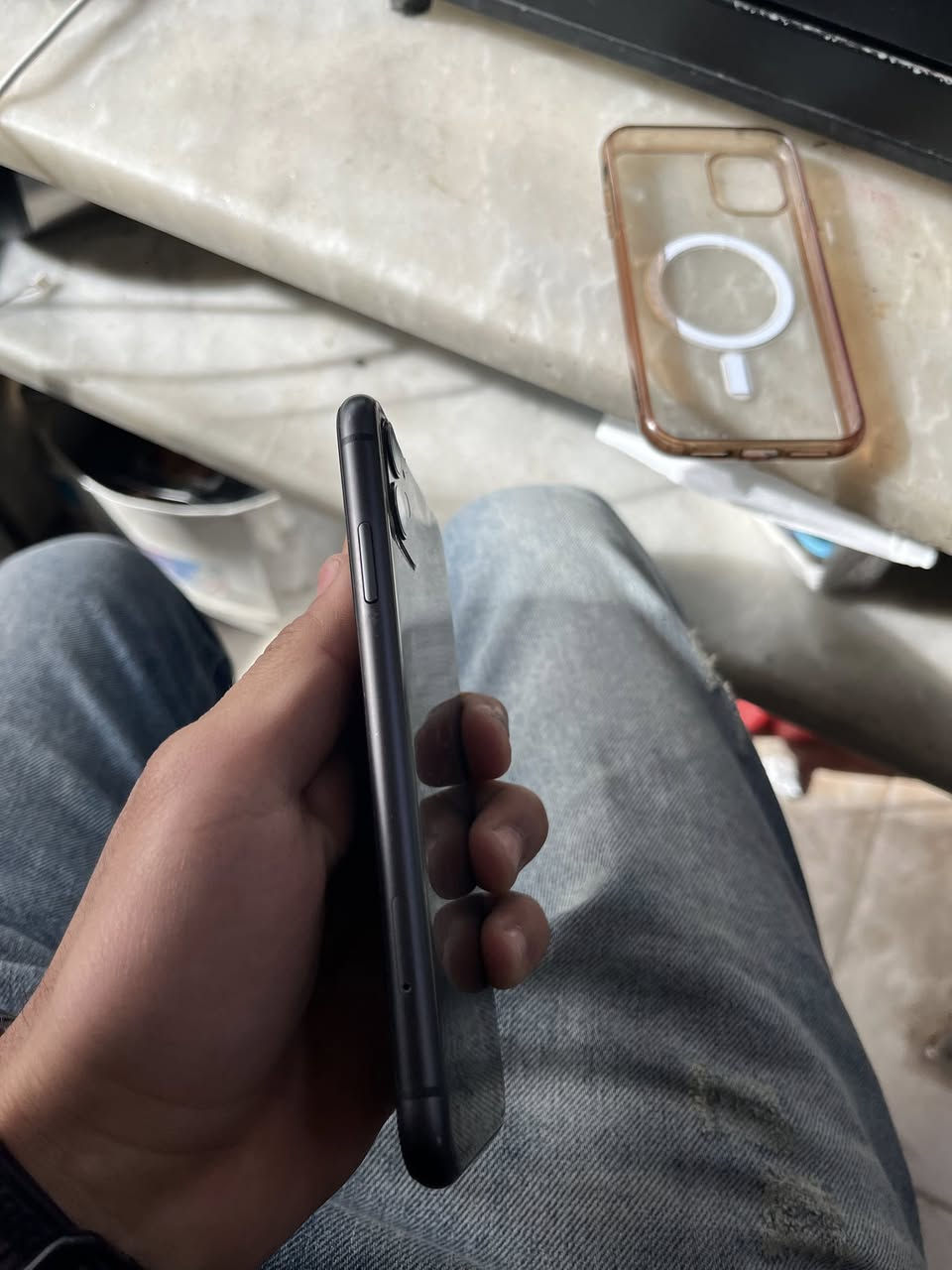 ايفون 11 عادي مبطاريه 73ذاكره 128 مبدل شاشه وشاشه بيها كسر  بس ما مأثر علمس مكانه كربلاء حي لعامل رقم بدون ملحقات ***********سعره 120 مجاله بسيط كلش
