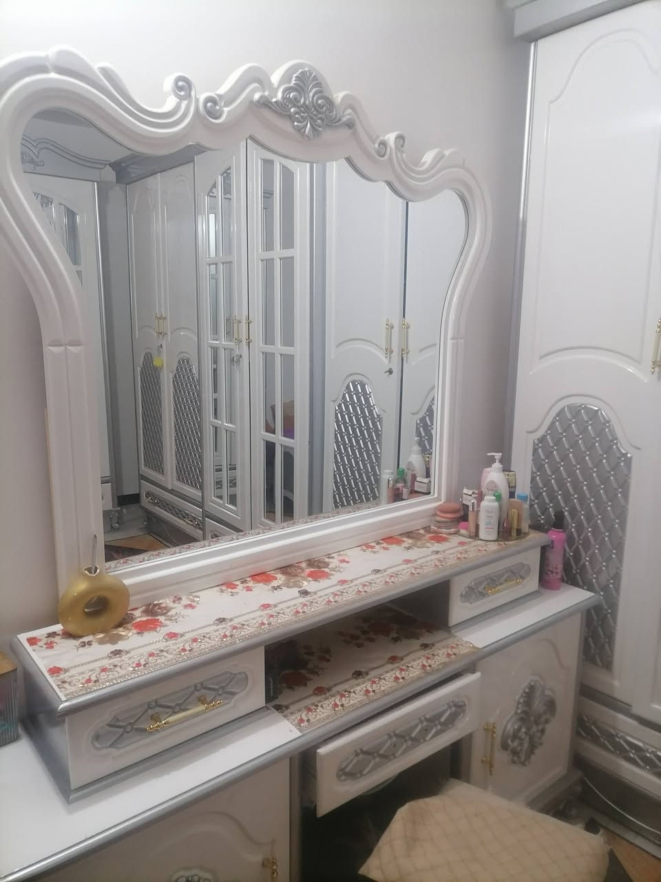 غرفه نوم عراقي تصميم تركي
شغل جديد داخل كلة صاج درجة أولى 
8 قطع مع كنتور
شازلون مخزن كومديات 🌞🌹
نضافة 99 💯  بسعر مليونين ونص
العنوان بغداد جسر ديالى
