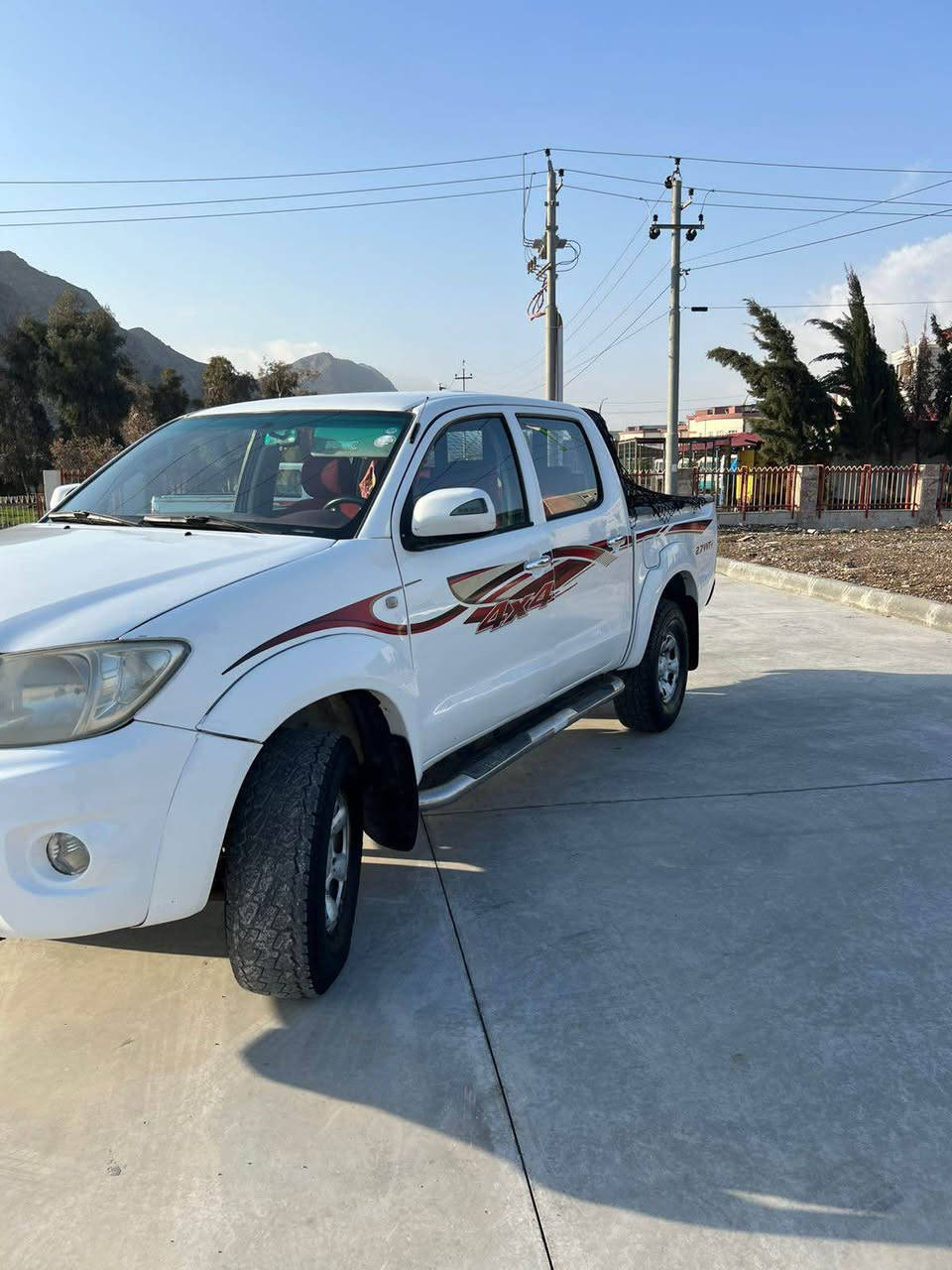 مرزيە مۆدێل ٢۰۰٦ ڕەقەم  هەندێ پارچەی بۆياغە يەک شانەی لای سەياقی  و هەندێ لە سەقفەکەی بۆياغە  مەکينەی کراوەتەوە بەڵام بەشەرتی گێڕ و مەکينە سەيارەکە غاز و بەنزينە
١٥٥ مەجال  
ڕانيە *********** رانية, السليمانية
