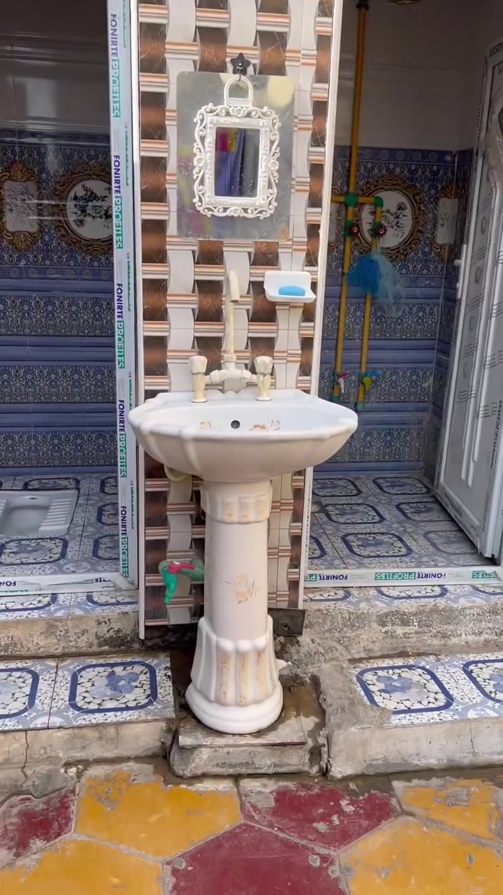 بيت للبيع مع قطعه في حي الصادق مساحه 380 متر  يحتوي عل غرفتين براني مطبخ  للاستفسار مراجعه مكتب الكيان ***********
