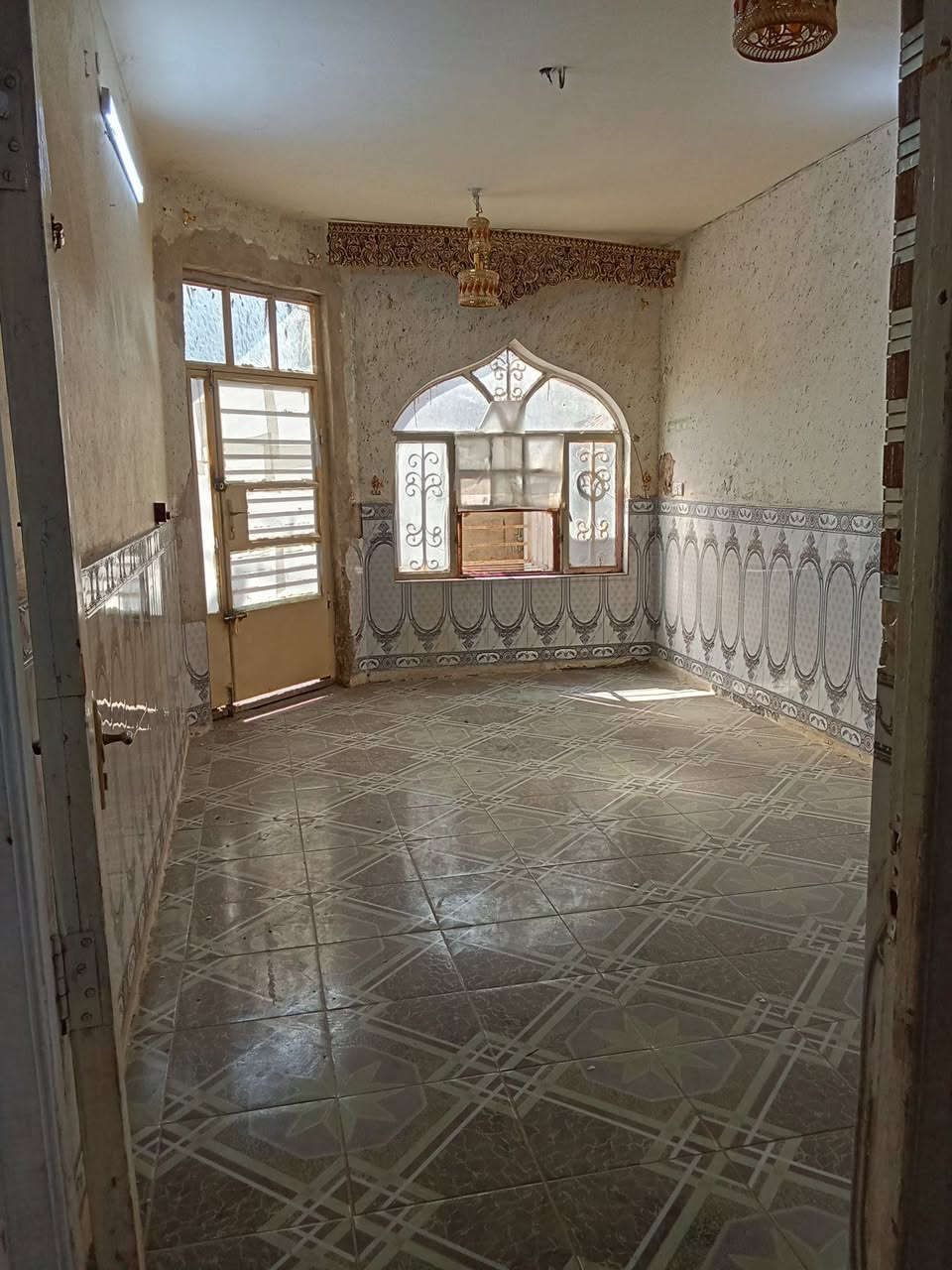 بيت150م 4طوابق على ساحة بغداد الحسينية بالبداية استقبال ومطبخ وصحيات داخلية وخارجيه وغرفتين نوم الطابق ثاني 4نوم وحولي وصحيات الطابق الثالث مخزن وسطحين الطابق الرابع بيتونه وسطح بيع او مراوس حسب الاتفاق السعر 150 رقم الهاتف ***********
