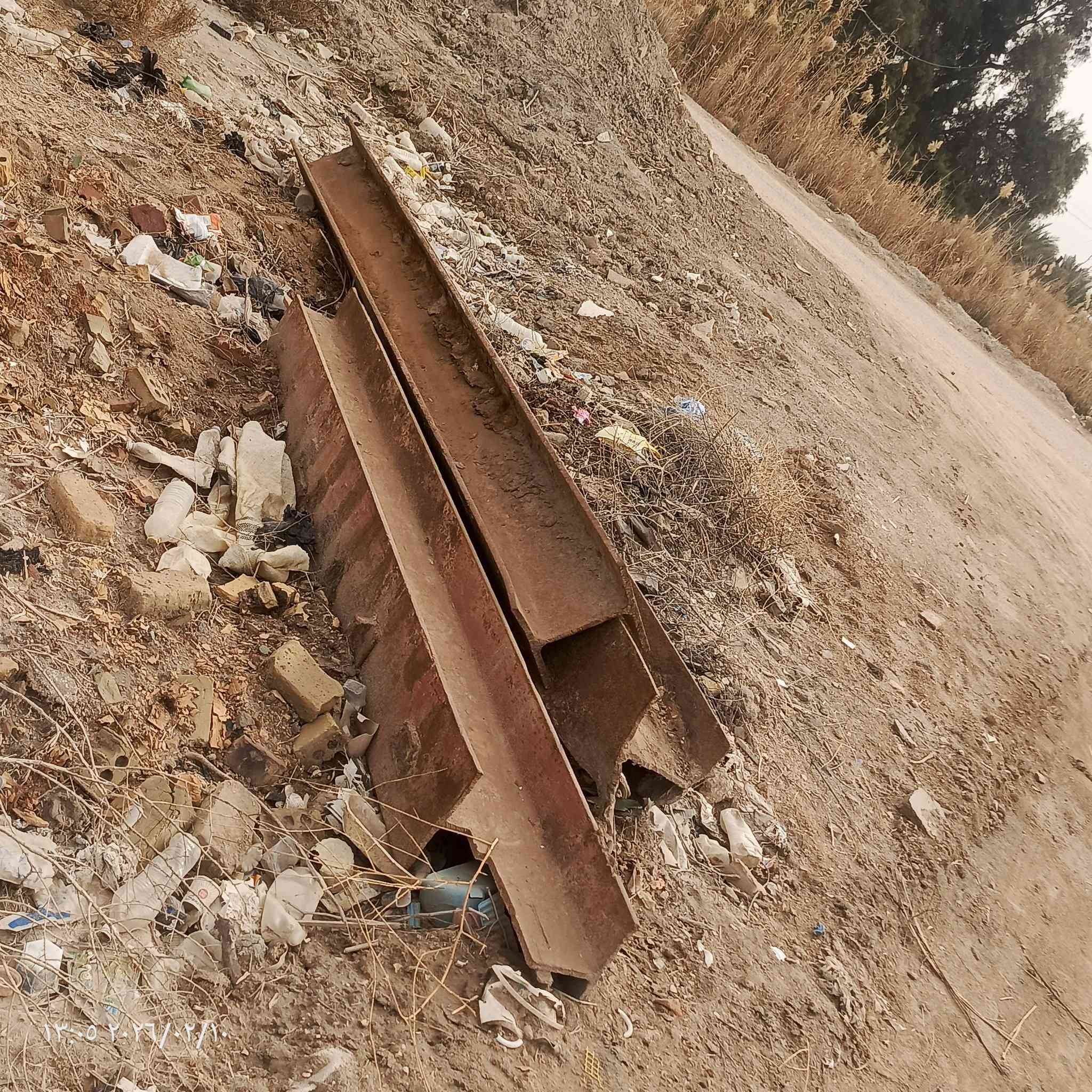 سلام عليكم....
حدايد مالات جسر العدد 3 . 

وحده طولها 4 متر 

والثانيه 3 متر و80 سم 

والثالثه 2متر و90 سم

الشراي يراسلني *********** 
مكاني الرميثة ال ابوحسان
