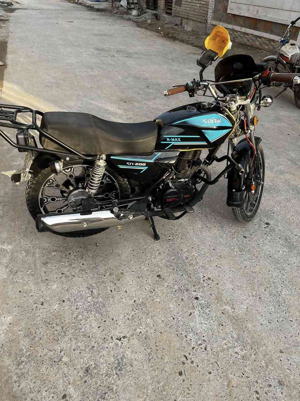 دراجة سونك n max 2025 
الشكل الجديد
محرك 200cc ضاغطة وزنجيل صفر رجه 
صارلها اربع اشهر من نازلة  
مرقمه بغداد بأسمي
تحويل ثاني يوم ، دراجة كلشي مناقصها 
السعر 2150 ،مليونين و150 الف وبيها مجال. 
رقم التواصل ***********
