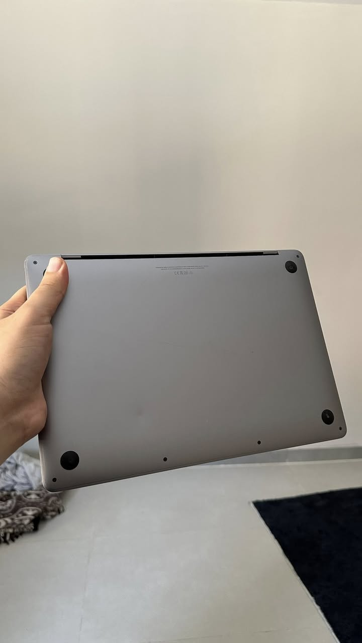 السلام عليكم..
للبيع لابتوب ماك بوك برو (MacBook Pro M1). الجهاز نظيف واستخدام شخصي.
مواصفات:
• الموديل: Apple MacBook Pro 13-inch (شريحة M1) مع Touch Bar.
• الرام: 8GB
• التخزين: 256GB SSD
• الكيبورد: عربي/إنجليزي أصلي.
• نسبة صحة البطارية: 82%.

ملاحظات:
•شخوط سطحية بسيطة بالقاعدة موضحة بالصور.
•متوفره الملحقات الاصلية.
المكان: بغداد - الاعظمية
السعر: 700 ألف دينار وبيها مجال بسيط.
للتواصل ***********
