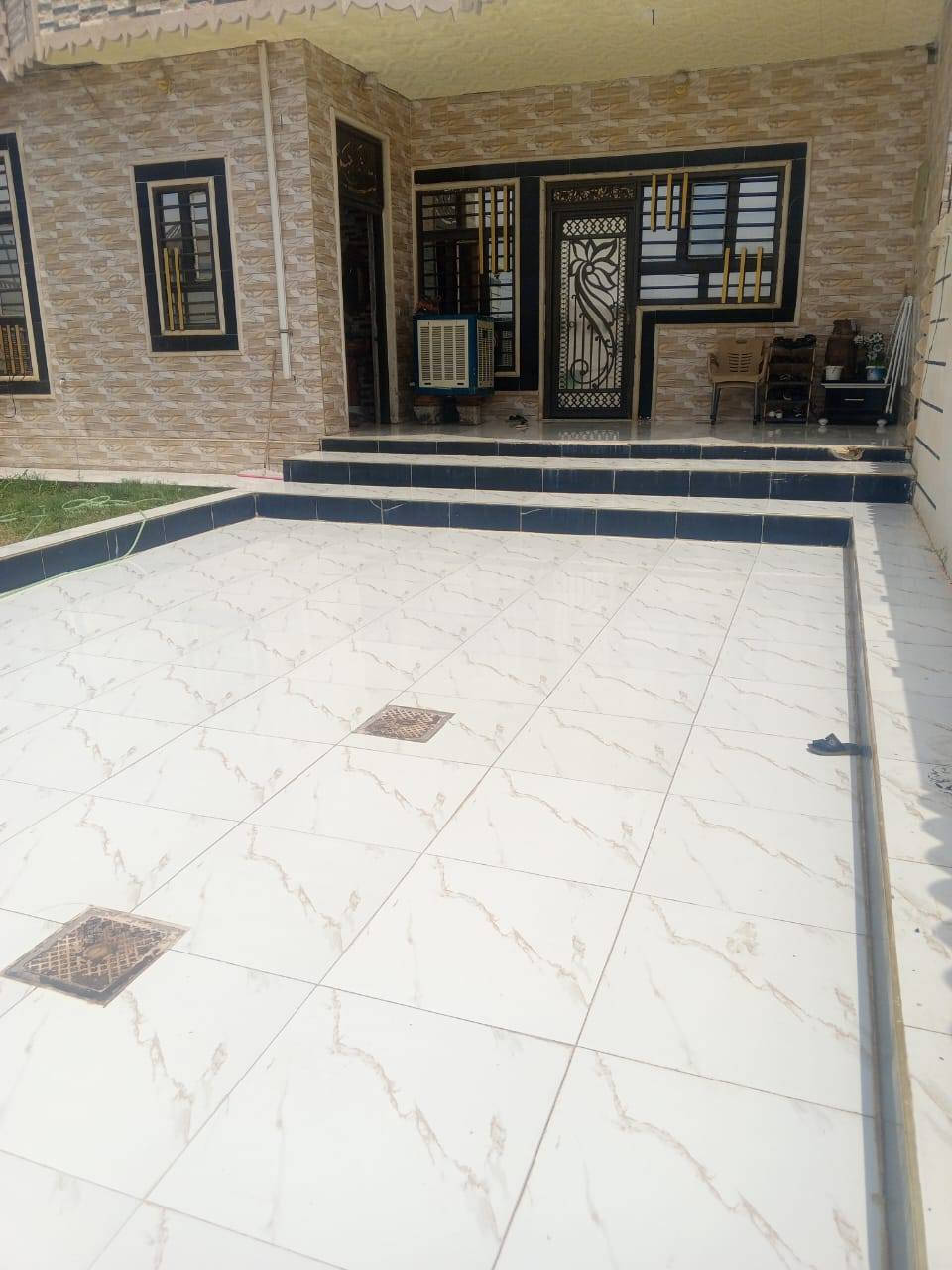 للبيع بيت طابقين 300 متر الموقع دبس الحويجه قرب شارع العام بيت بناء حديث البيت فول سيراميك سقوف 3 غرف نوم كبار وربعه وهول مجمع غرف مطبخ حمامات داخل خارج حديقه تانكيات كبار عدد5 كيزرات عدد2  بيت كامل ماعلي حجي السعر 70 وبي مجال الاستفسار *********** وحياكم
