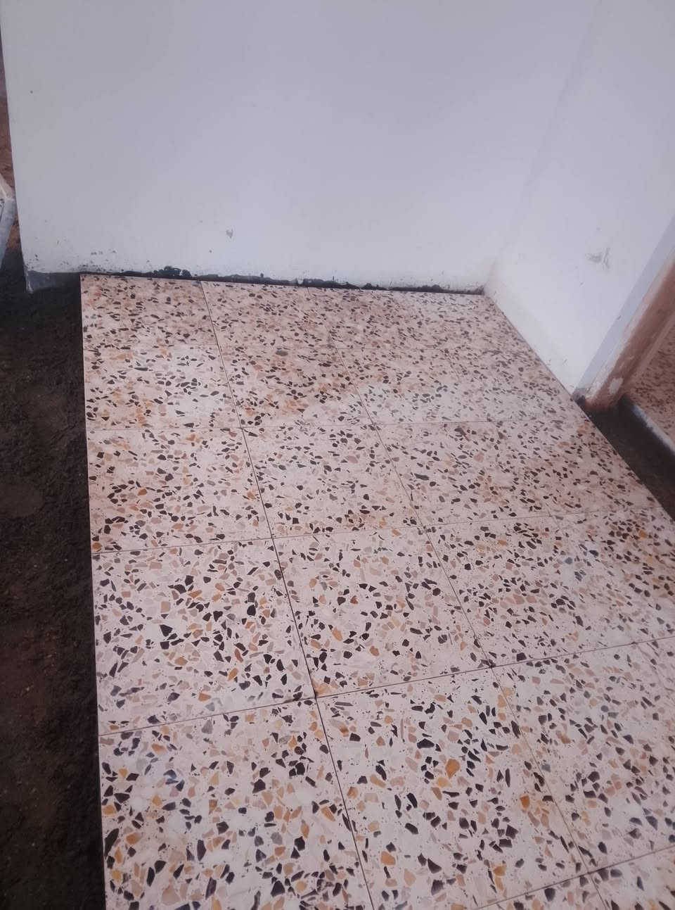 خلفه بورسلين شغل هندسي درجه اولى جدران ارضيات ازاره درج سعر المتر 9 الف *********** واتساب
