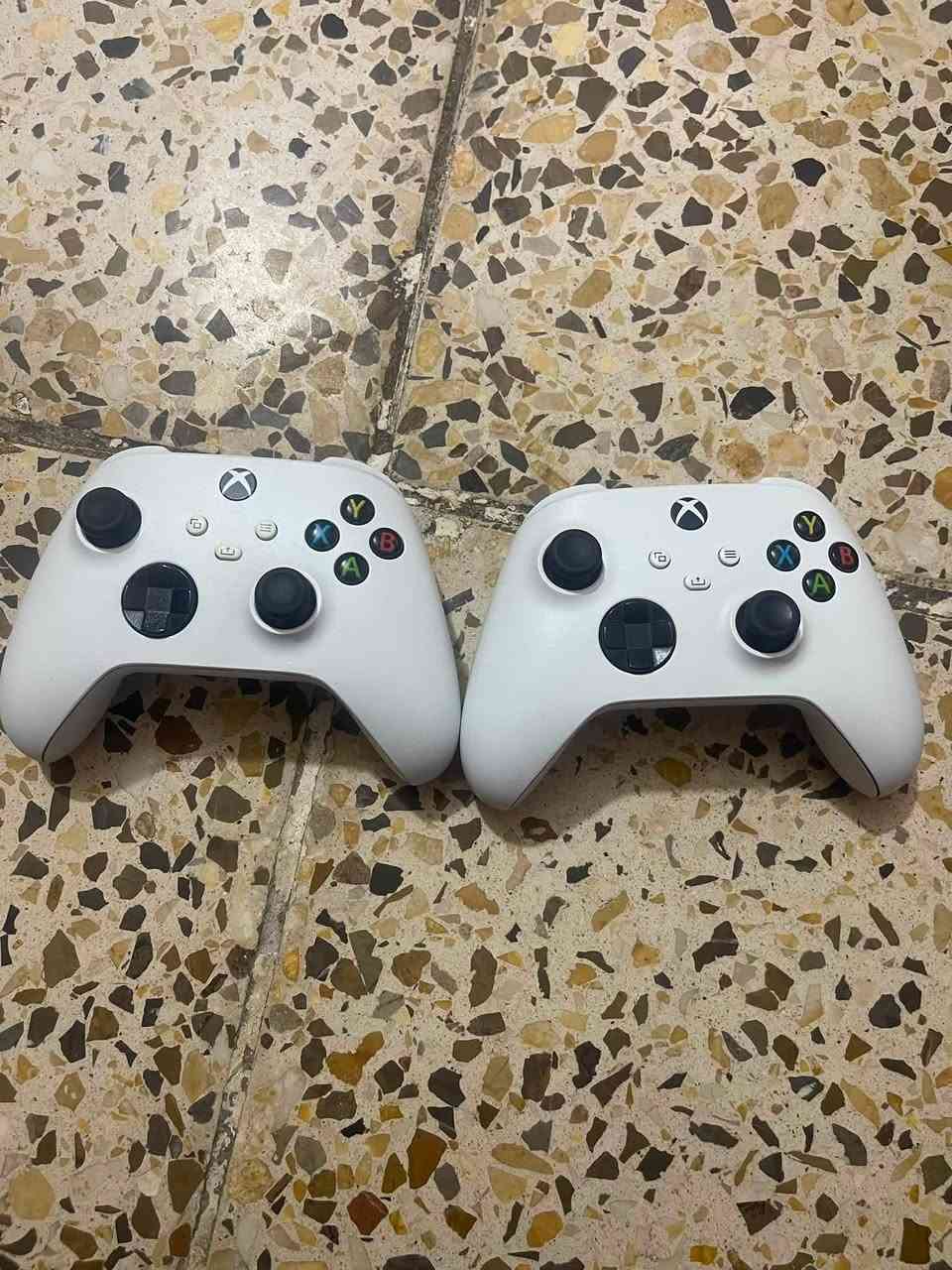 السلام عليكم 
Xbox series s للبيع إصدار 2022 
اني اشتريته ب 2022/9 الجهاز نضيف  ما داخل تصليح يجي ويا
 يدتين نضافه 60‎%‎ إلى 70‎%‎ داخلات تصليح 
شغالات 100‎%‎
بدون كارتونه 
يجي ويا بطاريتين وقاعده شحن وكآمل ملحقاته 
سعره 420

ومتوفر هارد 2 تيرا ADATA سعره 80 الف 
الموقع بغداد الدوره ابو دشير 
رقم الهاتف /***********
لا يتوفر توصيل
