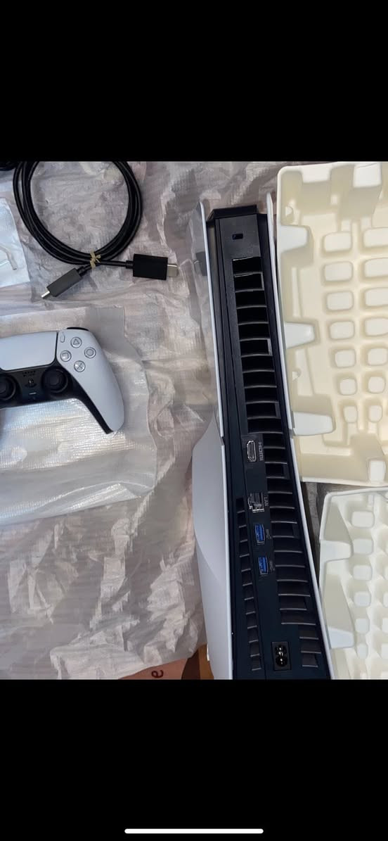 السلام عليكم بلي فايف سلم 

الجهاز حاله حال الجديد الله شاهد جدا نضيف ومكفول من كلشي حتى من الشخط  تاخذه من باب البيت وبي ضمان هم

كامل ملحقاته الاصلي كارتونه وكيبلات واليده الاصليه مابي ولانقص

واكو العاب هم داخل الجهاز منها fifa 26
وكول اوف ديوتي وبعد شكم لعبه

مكاني بغداد ا((لاعظميه)) السعر ((675)) رجاء معجبك سعر اعبر منشور 
 شراي يتصل فقط ***********
