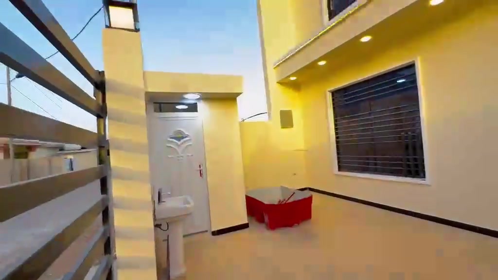 بيت للبيع بناء حديث بي ثلاثة غرف نوم وخطار وهول وصحيات داخليه وخارجيه وكراج سياره المدائن قرب إعدادية التجاره خلف غسل حسن وقطعة أرض بصف البيت هم للبيع بيها رفت ونفس المساحه  ١٦٠ مثل ما موضح بالفيديو صنف العقار وقف قريب الشارع العام مباشرة 
للإستفسار أكثر  ***********
