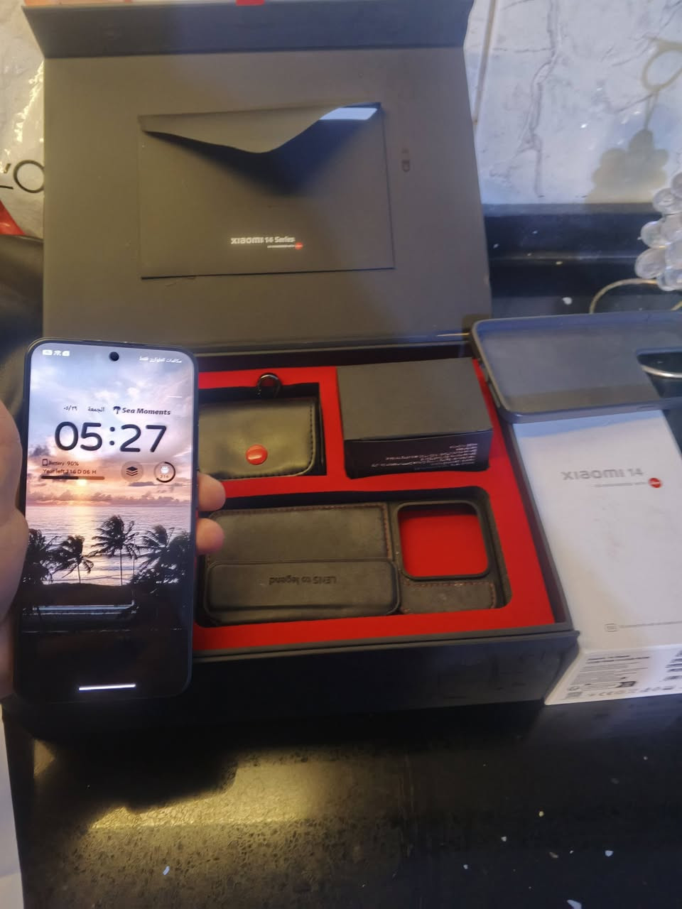 فلاكشب*Xiaomi 14 – وليس t  للتوضيح وياه وصل الضمان ماخذه بوكتها مليون وتسعه وستين 1069 وياه ملحقاته كامله باكيته وشاحنته والبكج مالته مكفول وكفرين عدد 2 وميدالية با لبكج بوبجي 120 فريم تصوير رقمي تقريب بصري 
- *مقاومة*: IP68 ضد الماء والغبار حتى 1.5 متر لمدة 30 دقيقة
- *الشاشة LTPO OLED، دقة 1.5K 2670×1200، كثافة 460 ppi
- *معدل التحديث*: متغير من 1 إلى 120 هرتز. سطوع يوصل 3000nits، تدعم Dolby Vision و HDR10+ 3fd4
الأداء والسوفتوير
- *المعالج*: Snapdragon 8 Gen 3 بتقنية 4 نانو
- *الرام والتخزين*: الذاكرة 512 نص تيرا الرام 16 اعلى رام  LPDDR5X 1
الكاميرات – تعاون مع Leica
- *خلفية ثلاثية 50 ميجا لكل العدسات*:
    - أساسية 50MP بفتحة f/1.6 + OIS
    - تليفوتو 50MP زوم بصري 3.2X + OIS
    - واسعة 50MP بزاوية 115°
    - فيديو يوصل 8K@24fps
- *أمامية*: 32 ميجا، تصوير 4K@30/60fps 3fd4
- *شحن سريع*: 90 واط سلكي + 50 واط لاسلكي + شحن عكسي 10 واط 3fd4
باقي المواصفات
- بصمة تحت الشاشة + Face Unlock
- سماعات ستيريو، NFC، IR Blaster للتحكم بالأجهزة
- Wi-Fi 7 و Bluetooth 5.4
التواصل خاص ماسنجر او على الرقم *********** او على الواتساب نفس الرقم  المكان بغداد الدورة سعره قفل  550  الف
