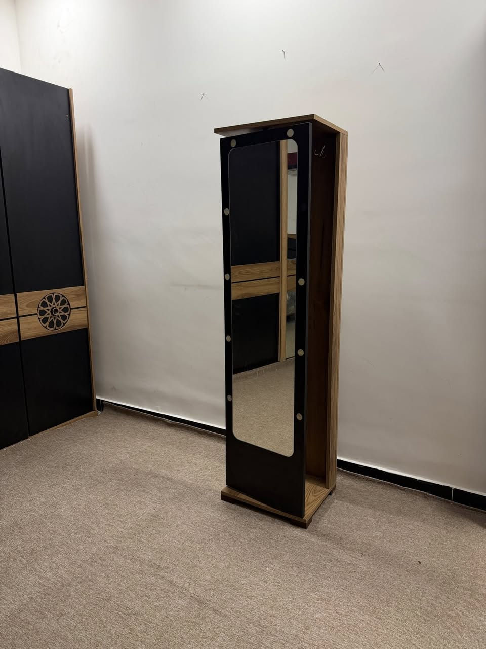 السلام عليكم 
غرفة تركي من ماكس مول استخدام مدة سنتين
نظيفة وخشب القوي مو عادي كبيرة (١٠) قطع
نظام الكنتورين واحد ابو بابين وثاني بيبان سلايت مراية نظيفة وسلايت نظيف 🌸نقص تختة جرباية
كنتور سلايت+ كنتور بابين+ جرباية +المجرات جانبية٢+ ميز تواليت مع طابورية+ شازلونة + مجرات+ مراية طويله زاوية
مكاني بغداد الاعظمية للاستفسار خاص
سعرها ٧٥٠ وبيها مجال 
***********
