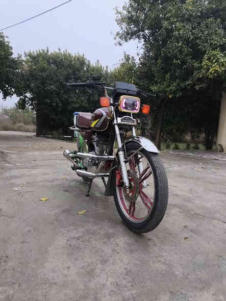 السلام عليكم دراجه ايراني للبيع مديل ٢٠٢٣ محرك ١٥٠ دراجه مكفوله ونضيفه وبلاديه السعر ٦٥٠ وبيه مجال ***********
