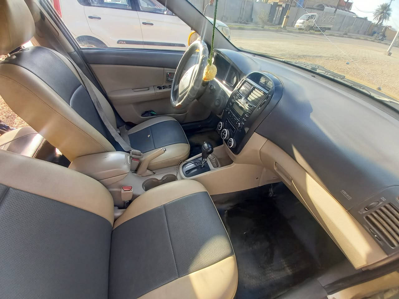 السلام عليكم 
كيا سبكترا موديل ٩ وارد أمريكي محرك 2000 حادثها باب السايق سعرها 65 ورقه وبيها مجال رقم ديالى انكليزي سنويه لل 29 مصفره هيئة بأسمي 
للتواصل  *********** عنواني نجف قظاء المشخاب
