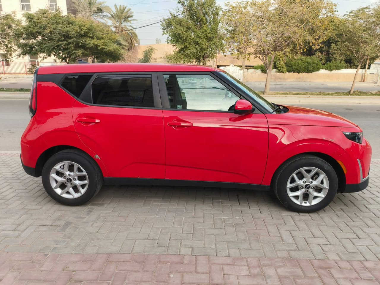 سلام عليكم كيا صول وراد امريكي موديل 2024الون احمرطماطه مميز مواصفات السياره نص فول ساعه كبيره دواره ويل كب تحكم استيرن فول رادار امامي  خلفي وجانبي مكينه 2000دوش حادث السياره بسيط مبدل بيبان اثنين اصلي امريكي نفس الون جهت الحادث مثل موضح بل منشور السياره جاهزه من كلشي بوضع الشركه نظافة السياره 100/100 السياره دخول جديد بدون رقم منفيس باسمي السعر 147 وبيه مجال مكاني بغداد حي الجهاد***********ابومصطفى
