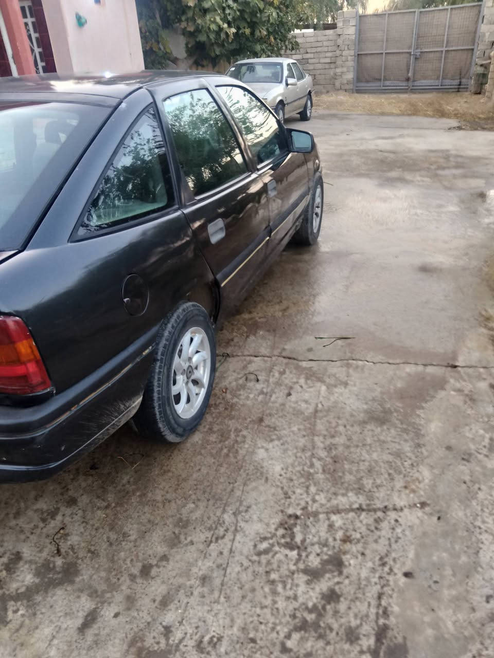 سياره فكتره للبيع موديل 1991 صبغ دوسات فقط  حجم 18   سياره نظيفه باسمي السعر 38 ورقه 
الهاتف ***********
